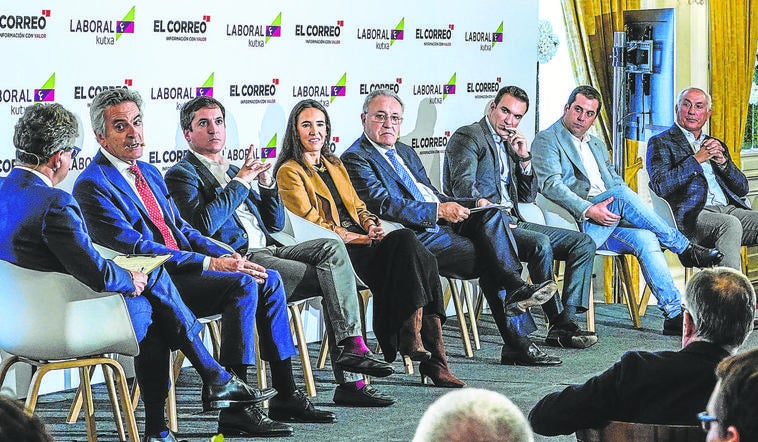 De izquierda a derecha, Manu Alvarez, Javier Quesada Suescun, Javier Quesada de Luis, Sara Jainaga, José Antonio Jainaga, Pablo Jainaga, Jon Cañas y Juan Luis Cañas durante la mesa redonda celebrada en el Hotel Carlton.