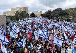 Multitudinaria concentración de israelíes.