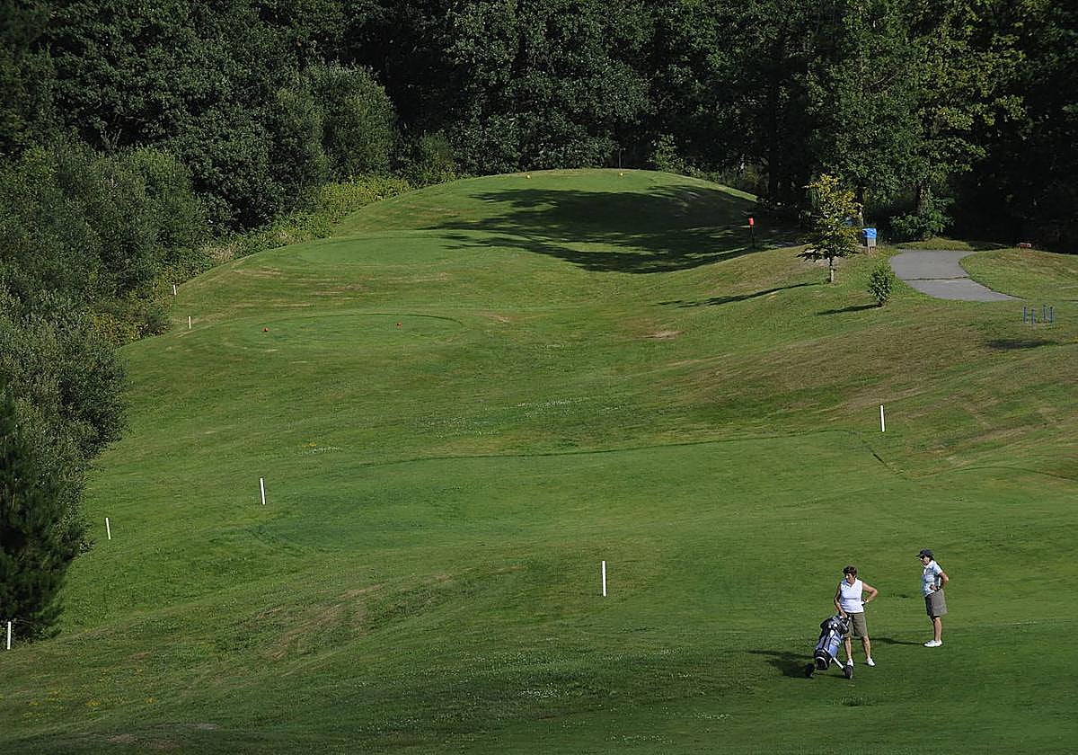 Dos jugadoras de golf ajenas a la información.