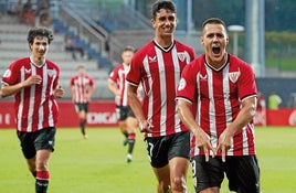 Urko Izeta celebra un gol junto a Aingeru Olabarrieta e Ibon Sánchez.