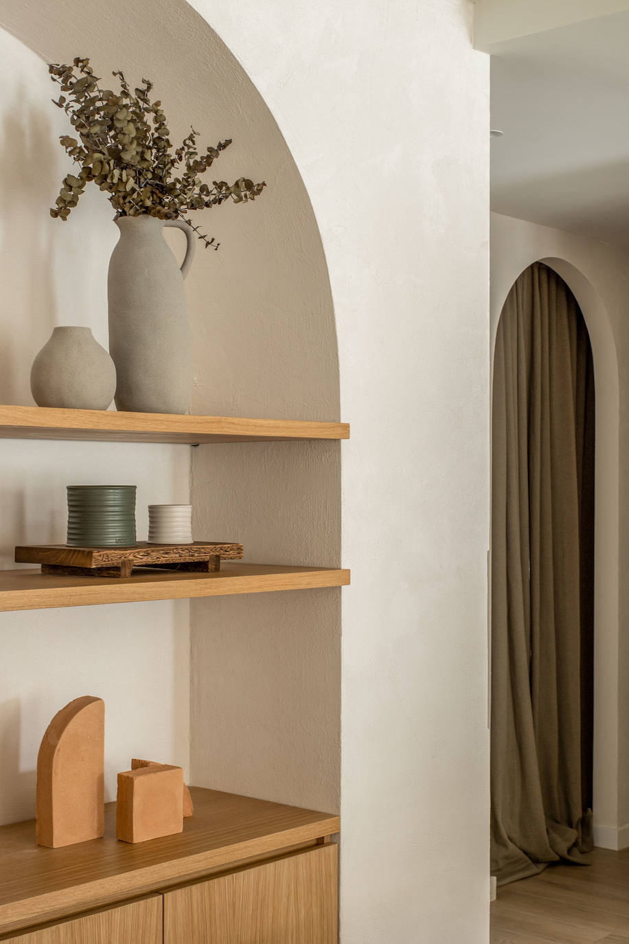 El piso de una pareja en Leioa de estilo mediterráneo en el que se respira calma