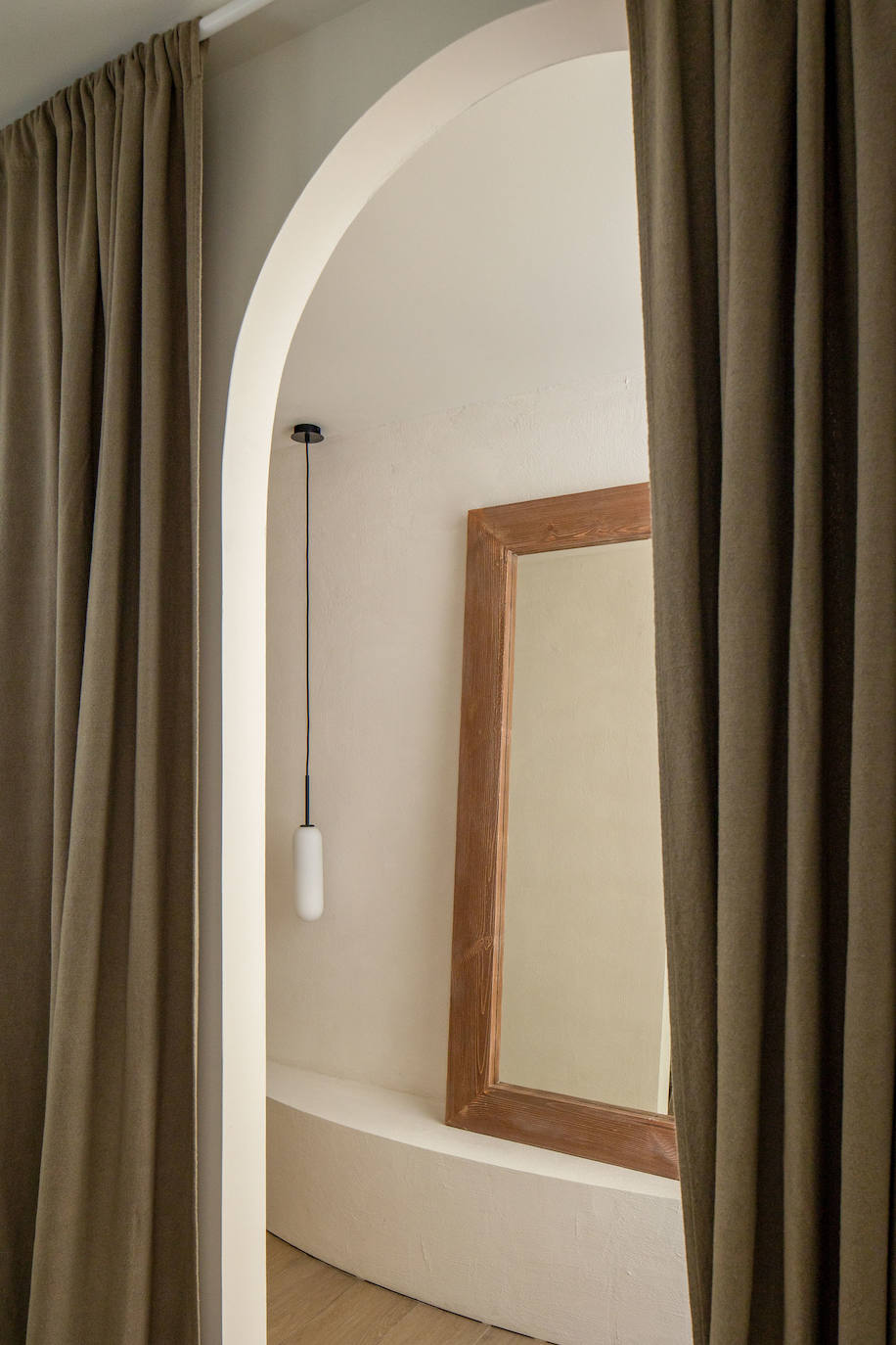 El piso de una pareja en Leioa de estilo mediterráneo en el que se respira calma