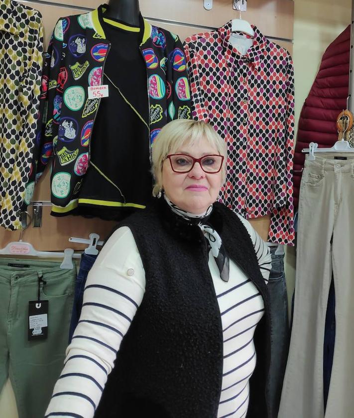 Imagen secundaria 2 - Sobre estas líneas, varias vecinas de Barakaldo observando el género de Bolsos Azkona, uno de los comercios fabriles adheridos a la campaña; y dos comerciantes de Santurtzi, Lorena Navarro, de la juguetería Ametsak, y Pilar Escalante, de la tienda de moda Double Act.