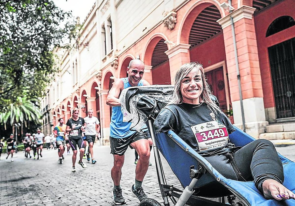 Sergio empuja la silla de Naiara Arteaga en una de las pruebas en las que ambos han participado recientemente.