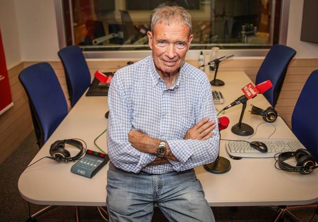 Félix Linares en los estudios de Radio Euskadi.