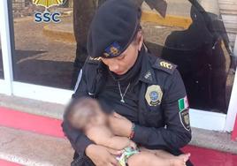 Ascienden a una policía que amamantó a un bebé en México tras el paso del huracán Otis