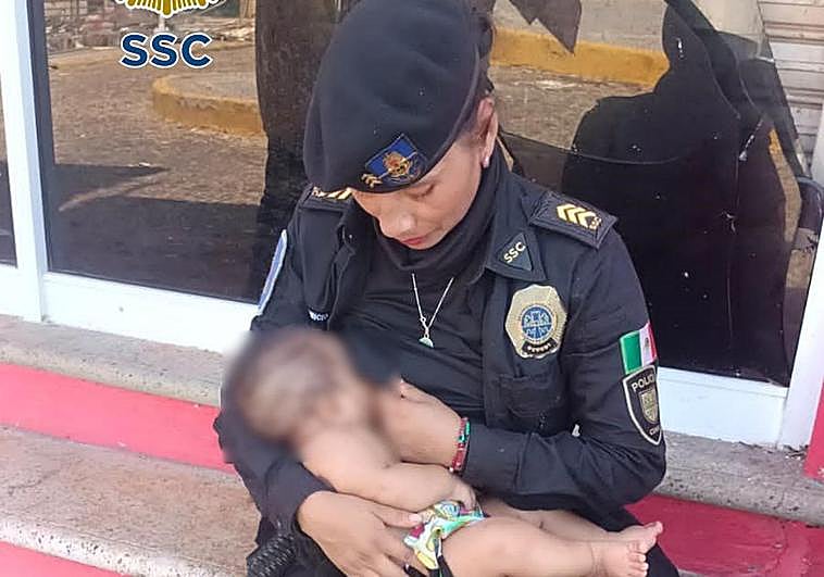 Ascienden a una policía que amamantó a un bebé en México tras el paso del huracán Otis