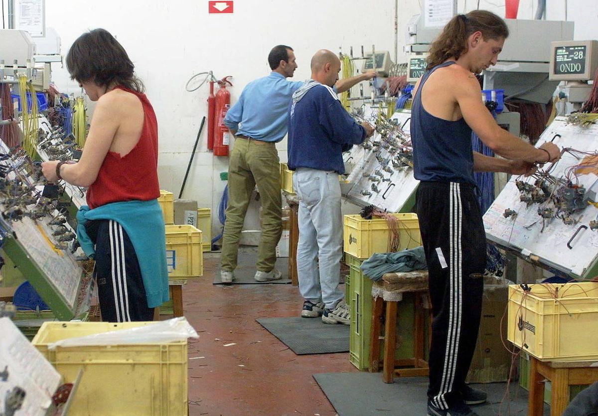 Un grupo de presos, trabajando en un taller de la cárcel de Nanclares.