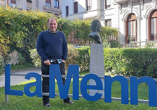 El director de las instalaciones educativas, Alfonso Blázquez, posa delante del centro.