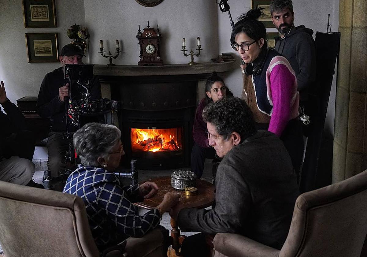 Alauda Ruiz de Azúa dirige a Itziar Aizpuru y Pedro Casablanc en el rodaje en Arrankudiaga de la serie 'Querer'.