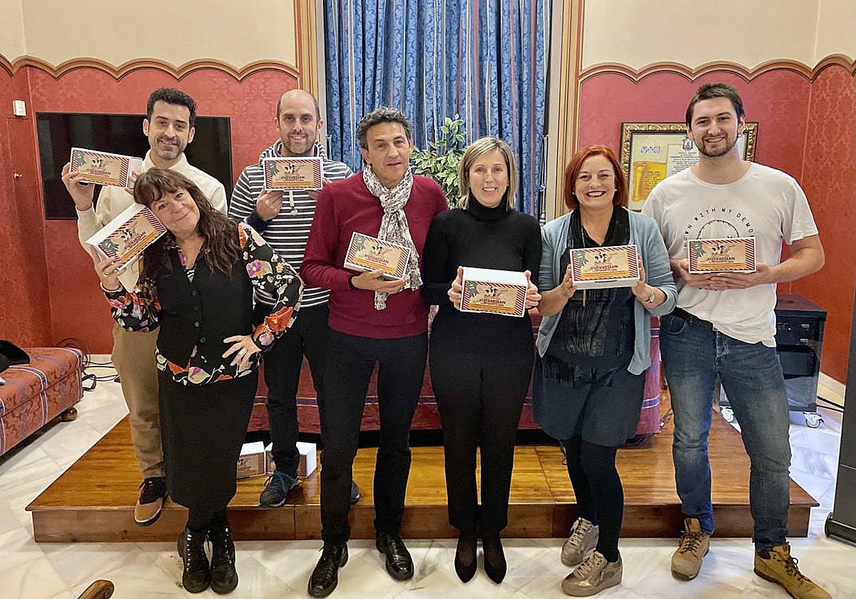 Los artistas de Teatro Paraíso, junto a la concejala de Cultura, al presentar el estreno en el Principal.