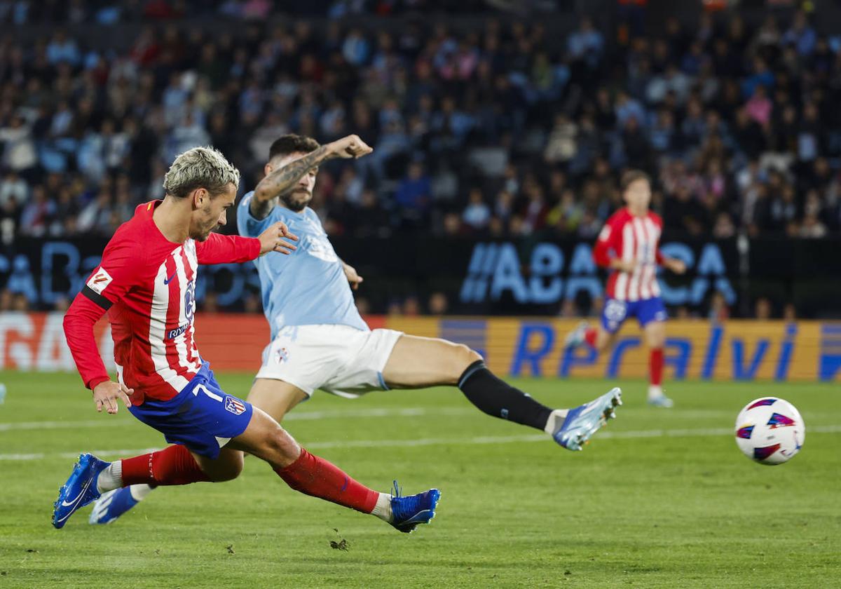 Unai Núñez trata de tapar el remate de Griezmann.