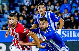 Duarte marca a Guruzeta en el derbi ante el Athletic.