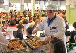 Alrededor de 700 chavales de diferentes edades comen a diario en el comedor sostenible del colegio Allende Salazar.