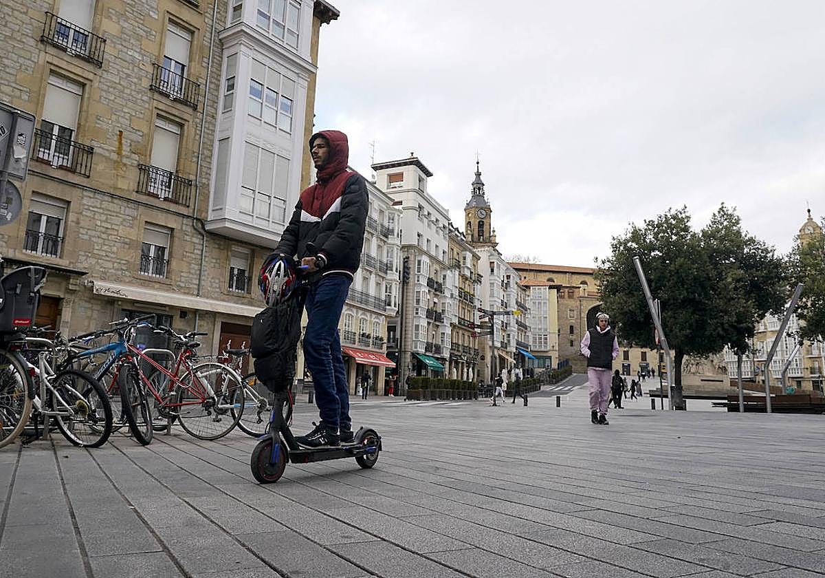 Los usuarios de patinetes de Vitoria rechazan que el casco y el seguro sean obligatorios