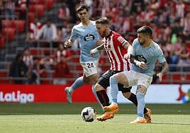El capitán Iker Muniain, durante el Athletic - Celta de la temporada pasada en San Mamés.