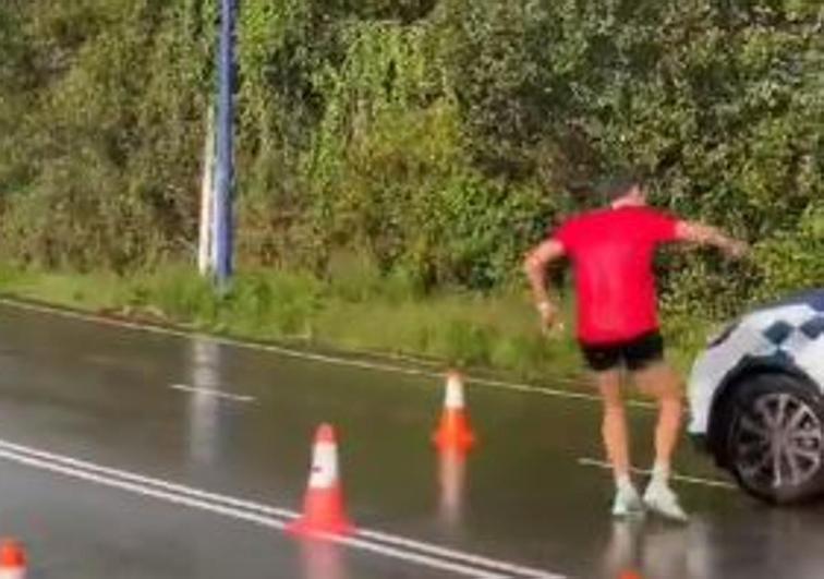 Gómez Noya, a punto de ser atropellado por un coche policial en la Medio Maratón de Vigo