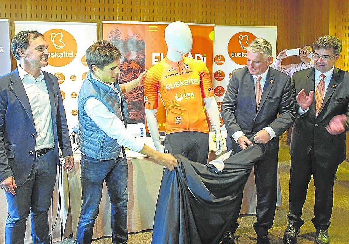 Jesús Ezkurdia, a la izquierda, junto a Mikel Landa en la presentación del maillot del Euskaltel.