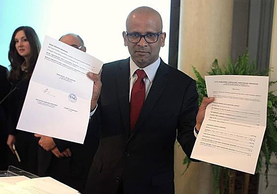 Ram Manikkalingam, con dos documentos que demostrarín la inutilización de varios zulos de ETA.