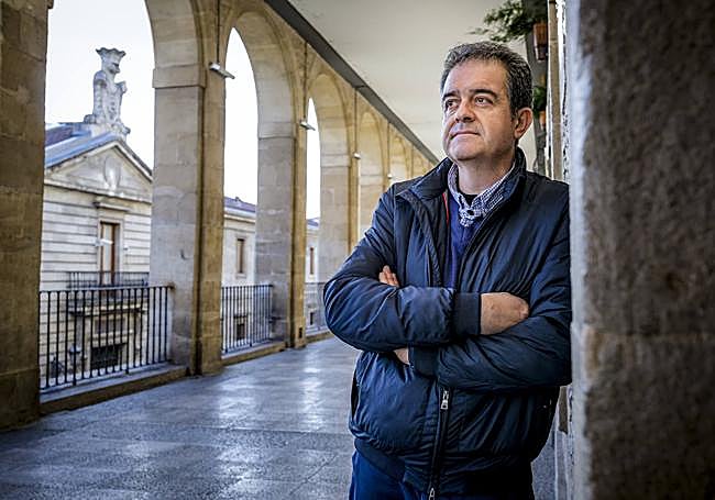 Enrique Echazarra, en la zona de Los Arquillos, donde la leyenda de una aparición infantil dio lugar al primer hospital vitoriano, hace 600 años.