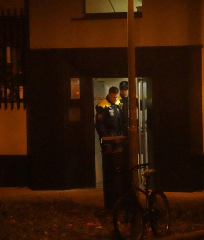 Imagen secundaria 2 - Varias escenas del operativo policial desarrollado en Adurza en la tarde-noche de ayer, miércoles. 