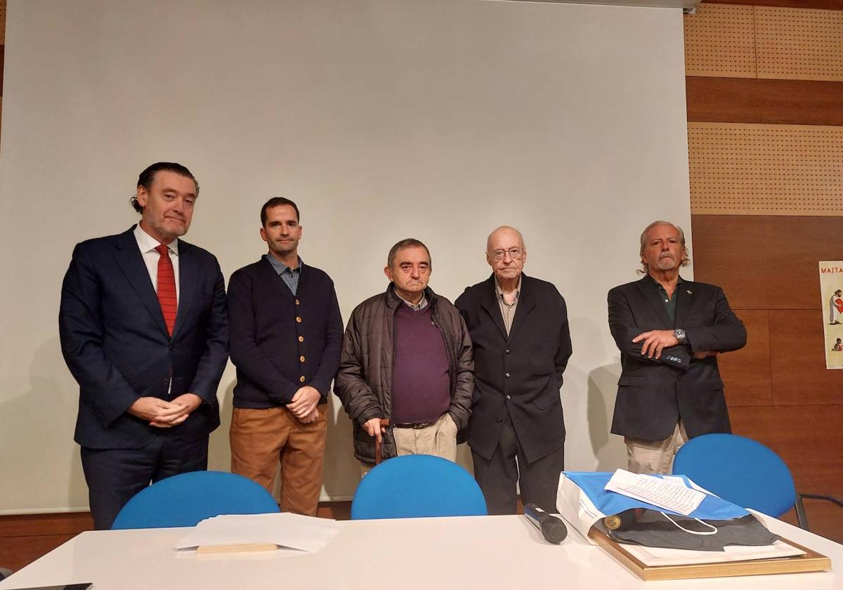 Miguel Zugaza, Mikel Onandia, José Julián Baquedano, Javier Sagastizabal y José María Urquizu en el coloquio en honor a Leopoldo en San José Jesuitak Ikastetxea.