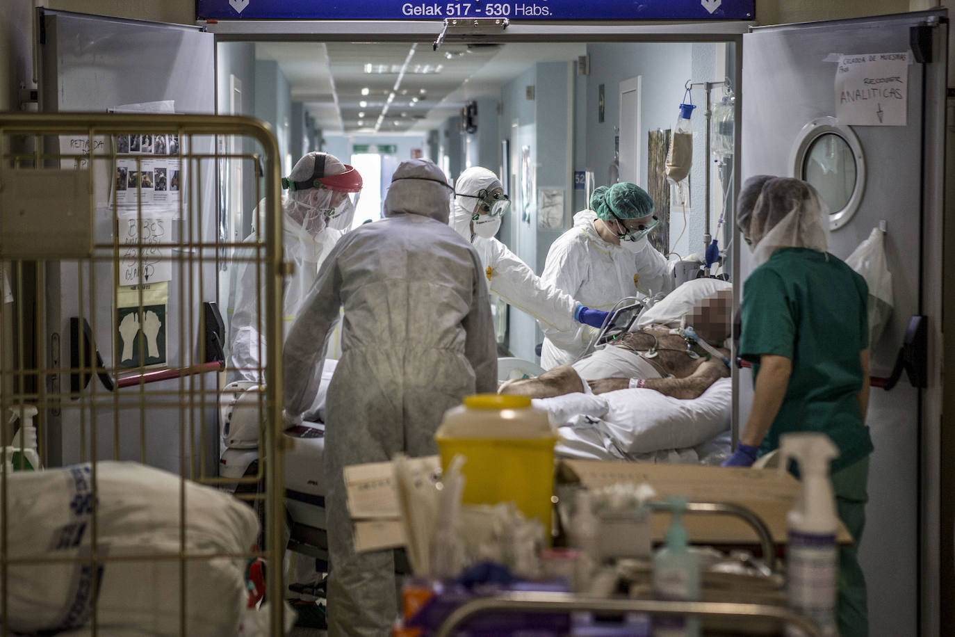 Un paciente ingresa en la UCI durante los primeros meses de la pandemia