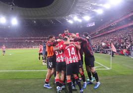 Los jugadores rojiblancos celebran el definitivo gol de Berenguer sobre la bocina.