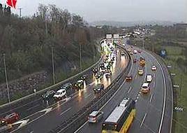 Dos horas de retenciones en el Txorierri y La Avanzada tras tres accidentes múltiples