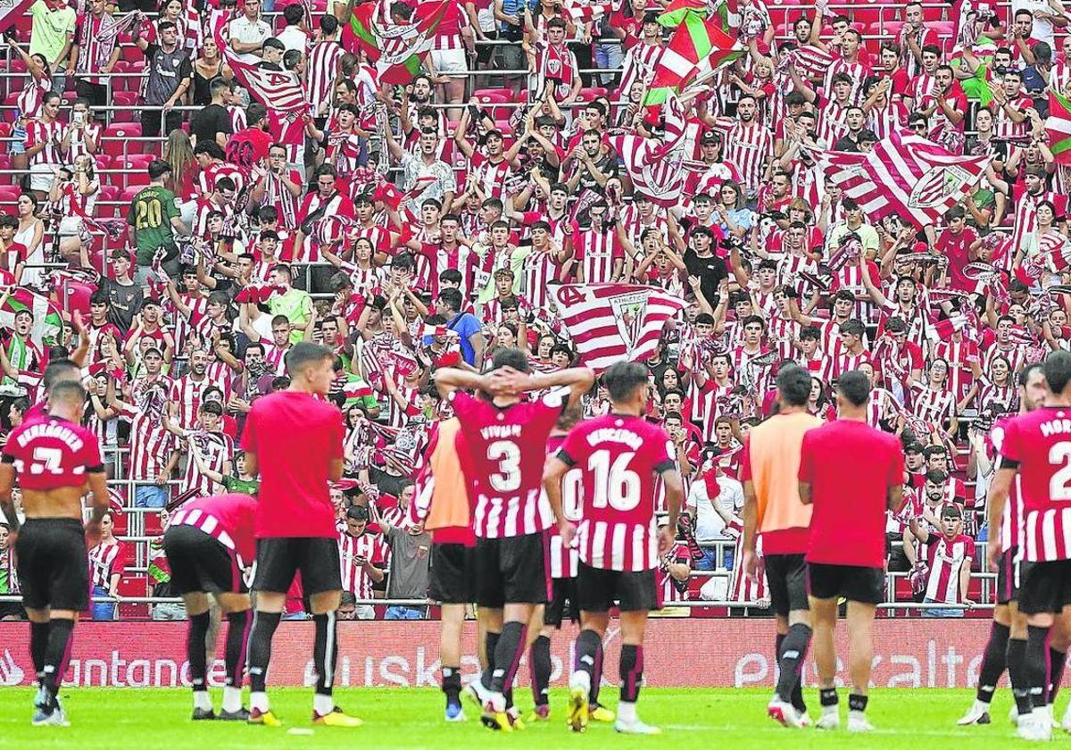 Hinchas abarrotan la Grada Popular de Animación de San Mamés.