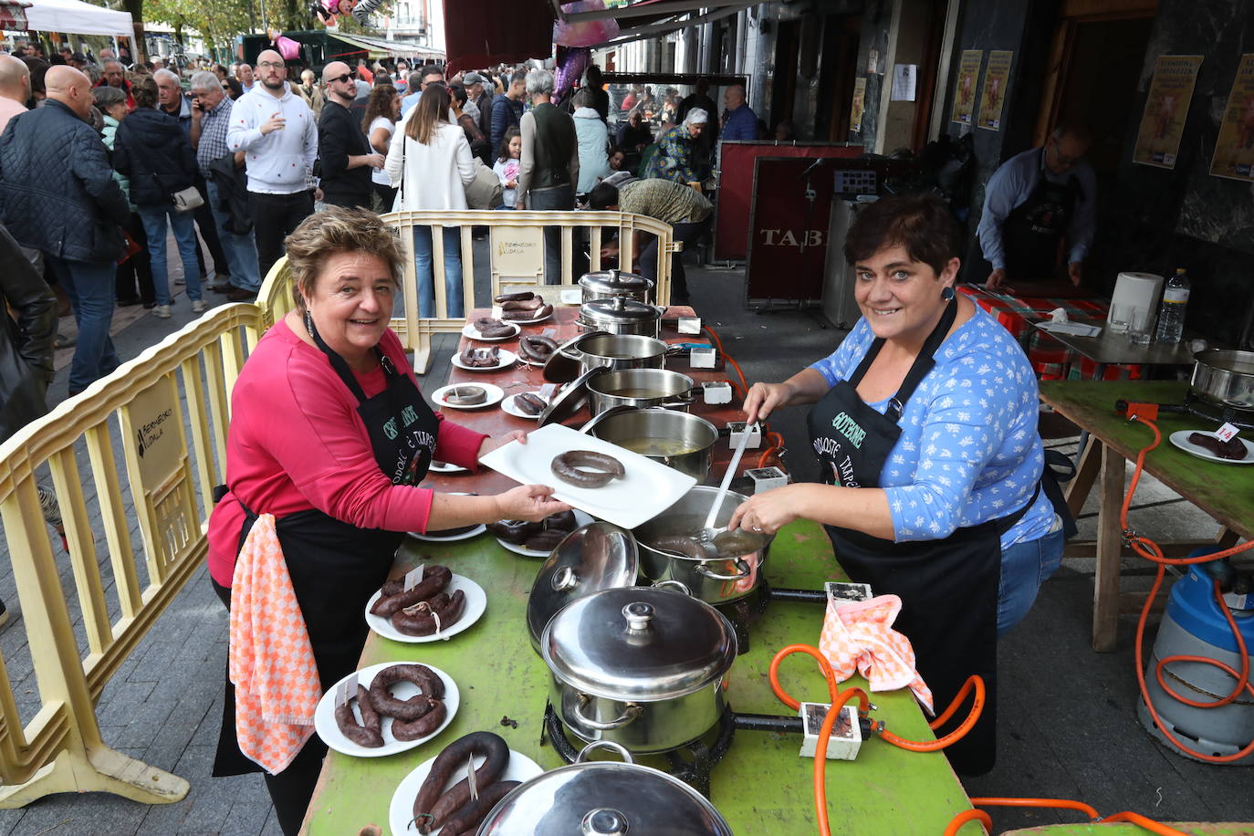 Multitudinaria feria del cerdo en la localidad costera