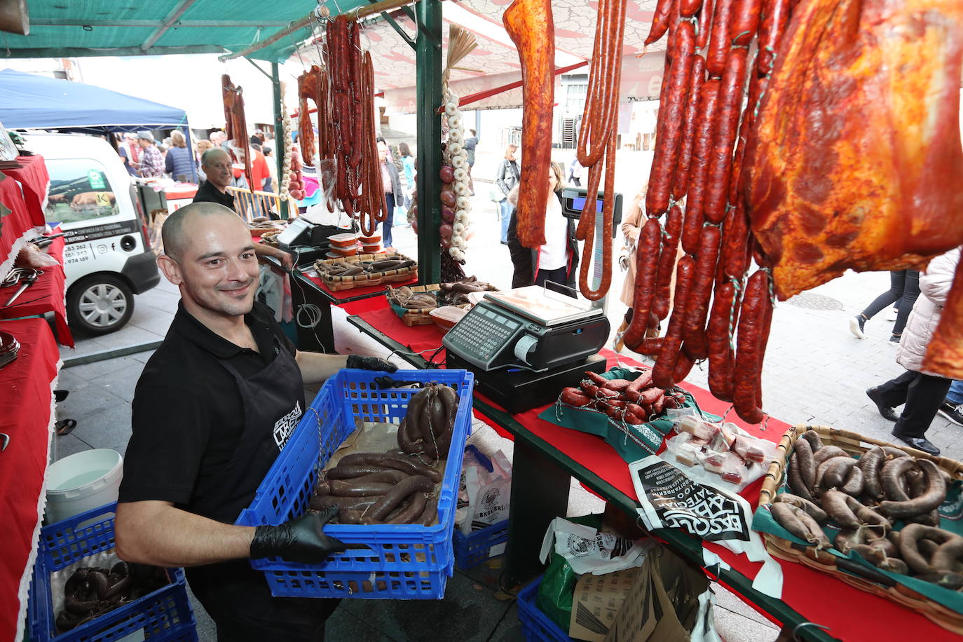 Multitudinaria feria del cerdo en la localidad costera