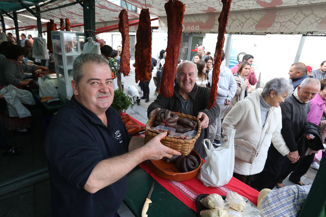 Multitudinaria feria del cerdo en la localidad costera