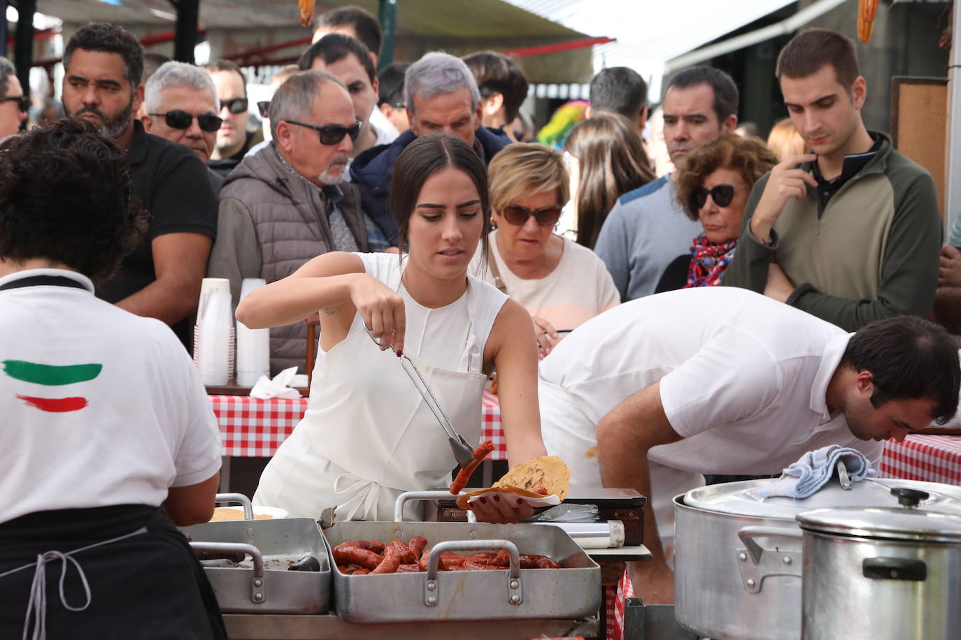 Multitudinaria feria del cerdo en la localidad costera