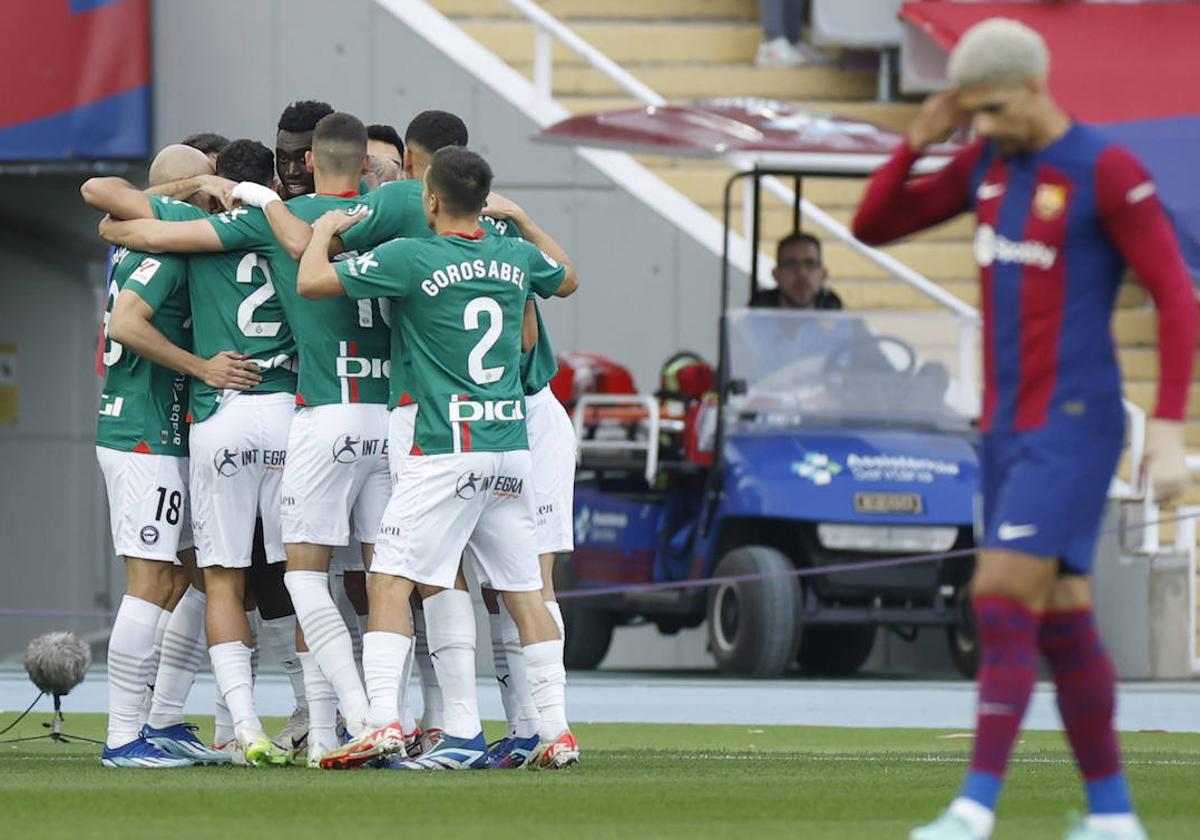 El Alavés hace piña para celebrar el gol de Samu.