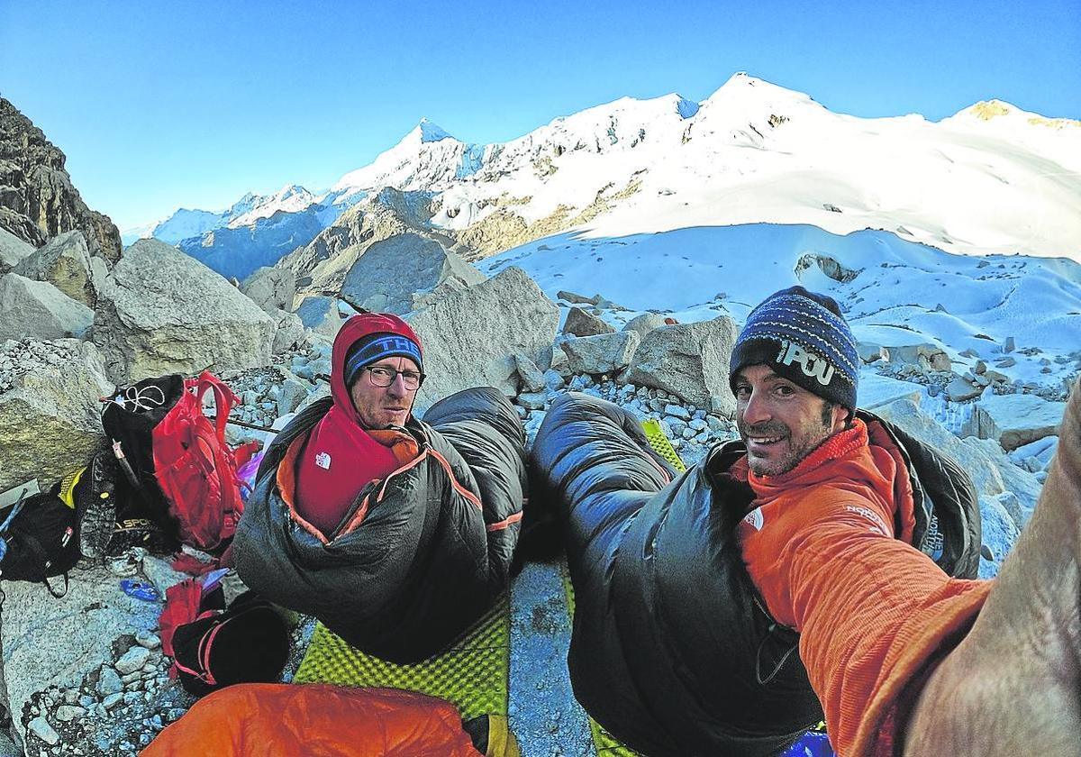 Los Pou descansan en la apertura de 'One Push', en la Cordillera Blanca de los Andes.