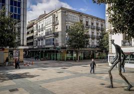 Un andamio rodea el céntrico inmueble con fachadas a las calles Dato y San Prudencio.