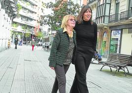 Raquel Carrasco pasea por Bilbao con Maitane Ortega.