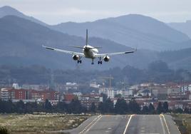 Un avión aterriza en el aeropuerto de Loiu