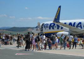 Pasajeros de un vuelo de Ryanair en el aeropuerto de Foronda.