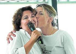 Yolanda Díaz besa a Pilar Garrido durante un acto de la campaña para las municipales y forales de mayo.