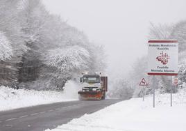 Una máquina quitanieve limpia la carretera el pasado invierno.