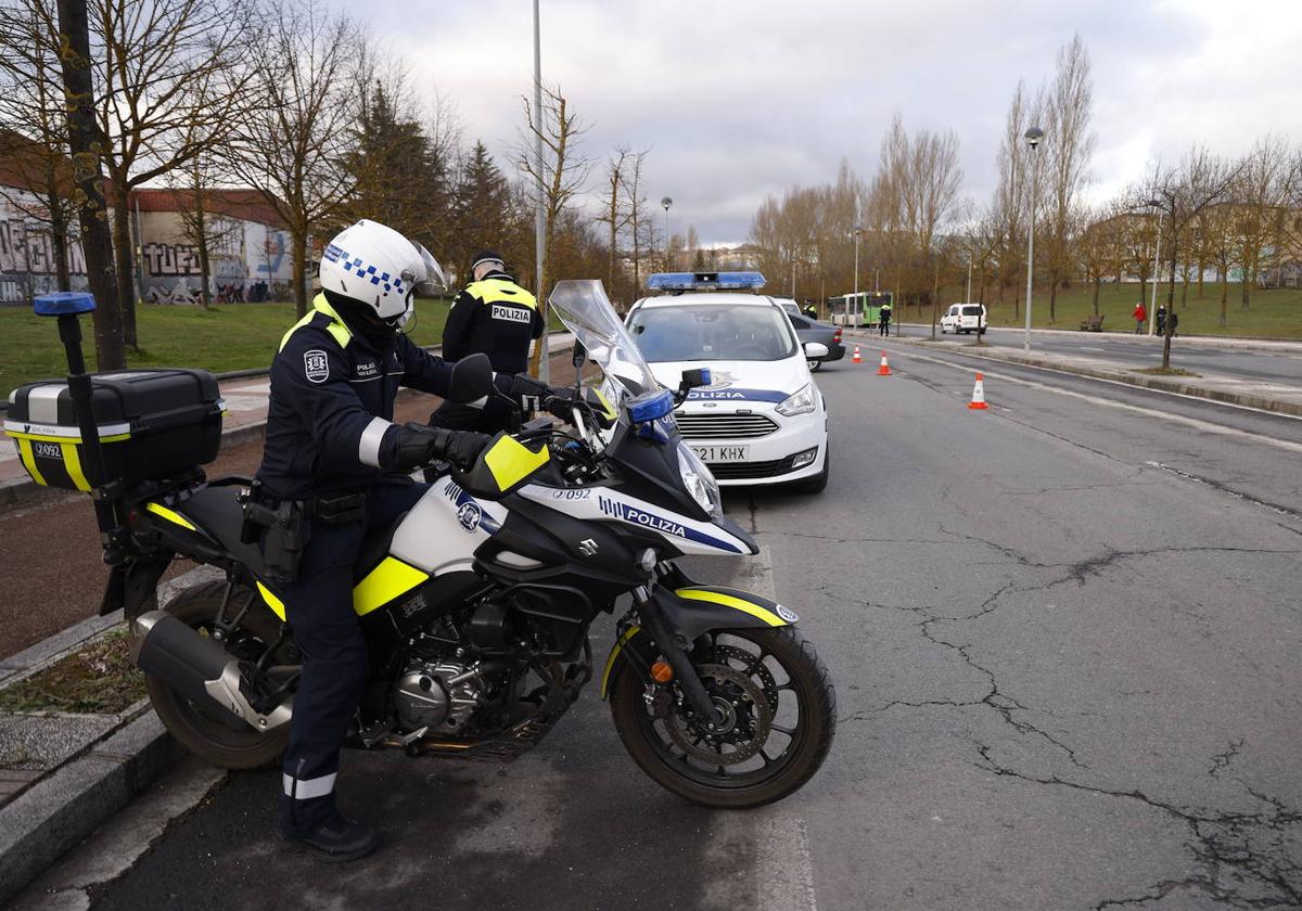 Agentes de la Policía Local, en una calle de Vitoria.