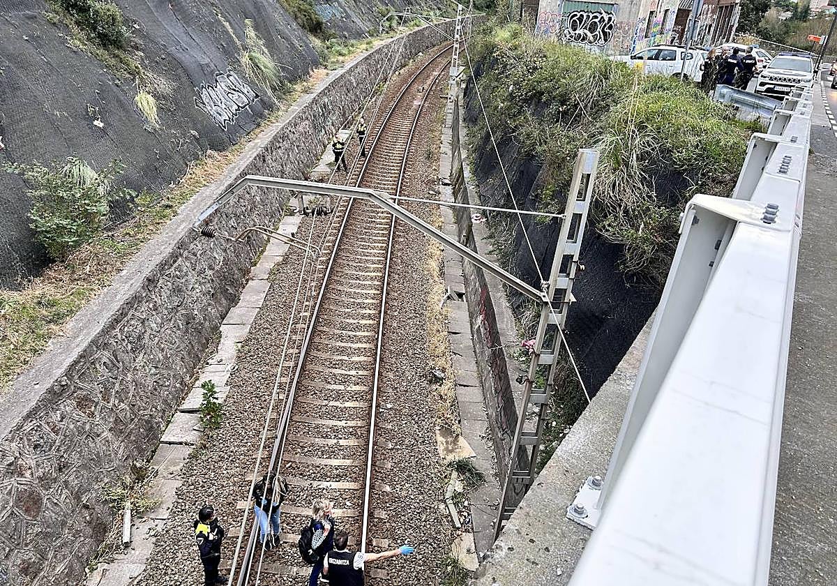 La Ertzaintza investiga la muerte de una mujer junto a las vías del tren en Trapagaran