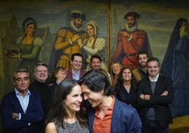 Elena Sancho Pereg y Joel Prieto, en primer plano, con el director artístico de la ABAO, Cesidio Niño, y el resto del reparto de 'L'elisir d'amore', además del maestro Iván López Reynoso y la directora de escena Marina Bianchi.