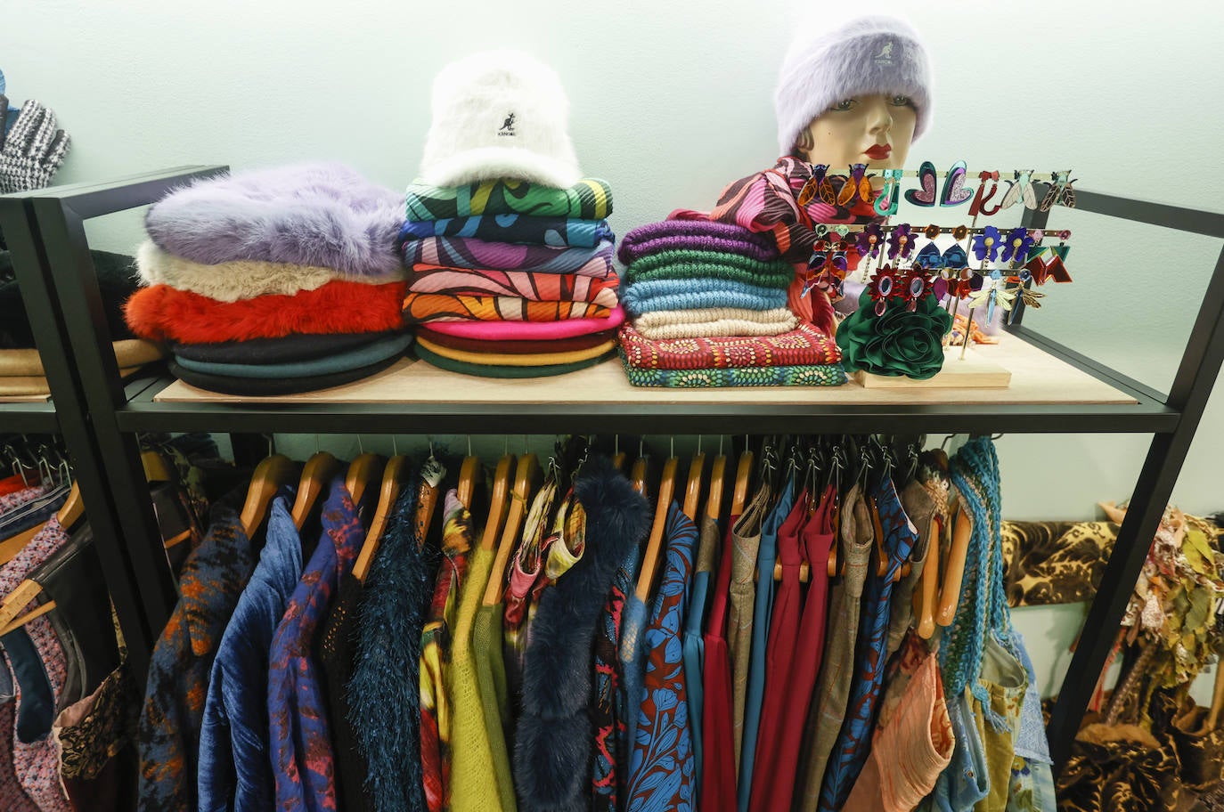 Dos amigos abren una tienda en Bilbao para mujeres que no quieren vestir como todo el mundo