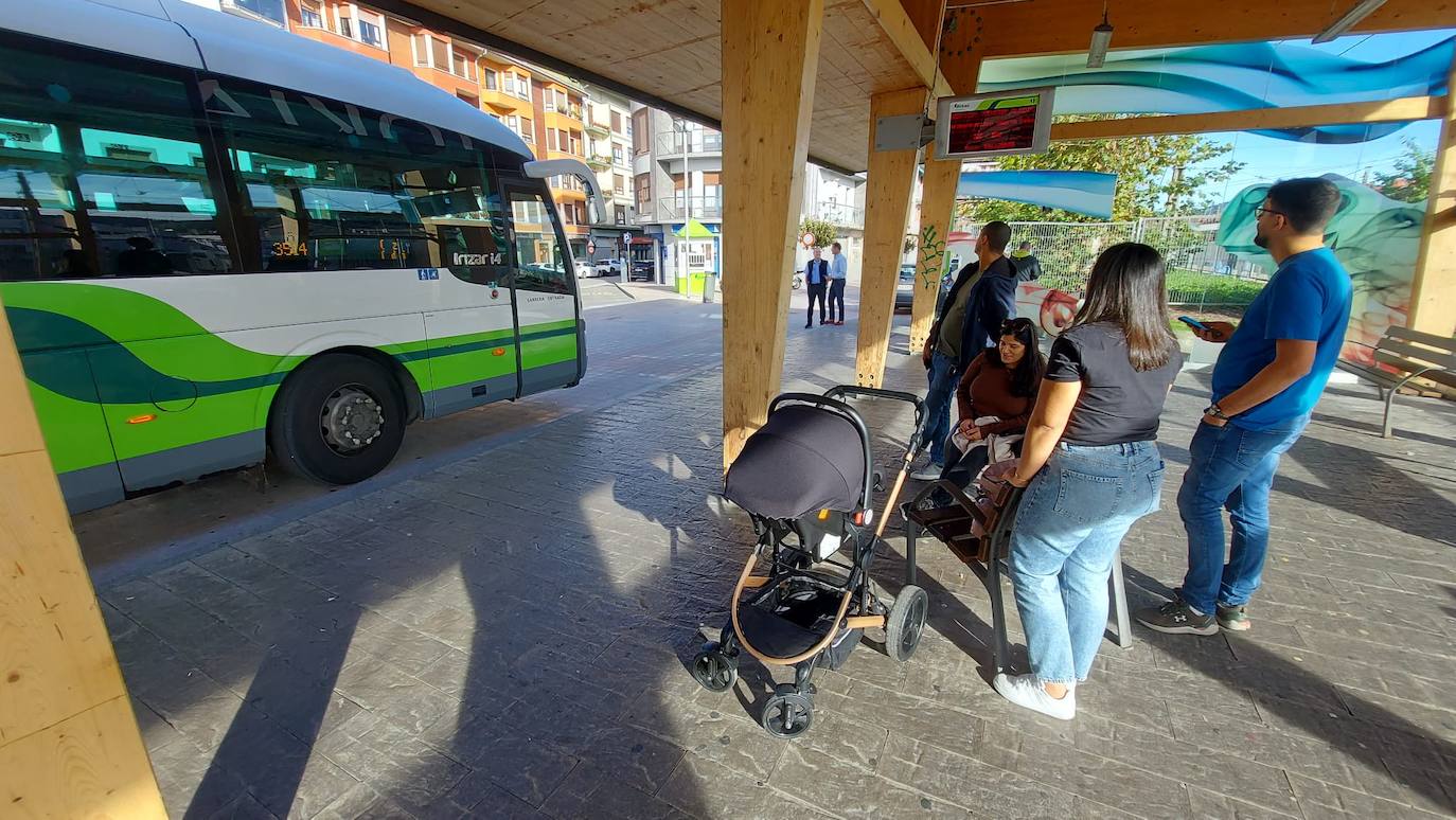 Los vecinos de lso pueblso pequeños de la margen derecha de Urdaibai tienen que aguardar horas para conectar su localidad con Gernika.