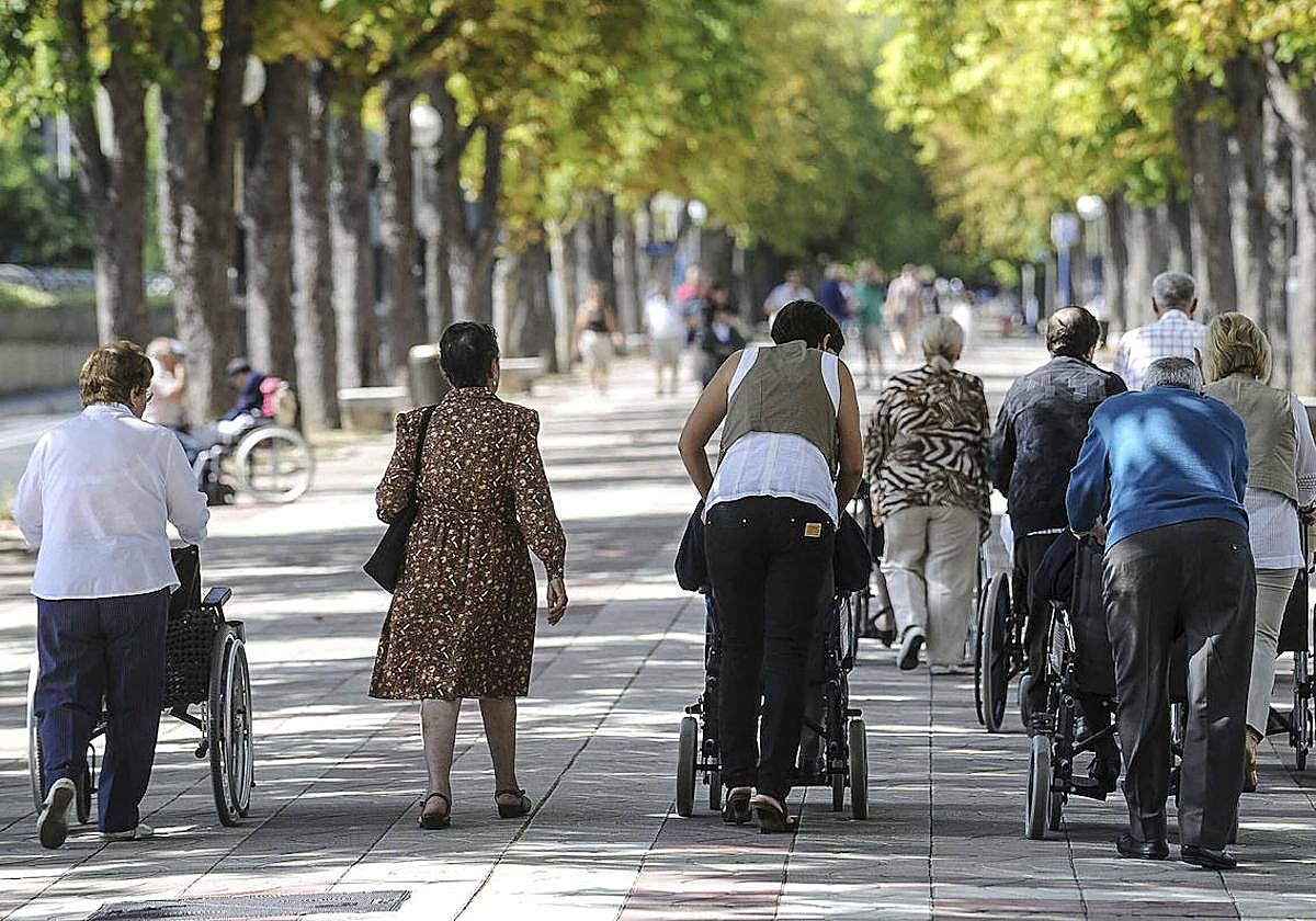El Gobierno central inyecta 48 millones a Euskadi para favorecer los cuidados en el hogar y modernizar residencias