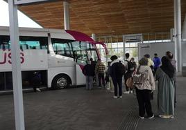 Viajeros esperan para subir a un ÁlavaBus en la Intermodal de Vitoria.