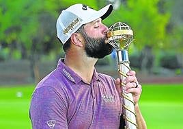 Rahm besa el trofeo que ganó por tercera vez en 2022